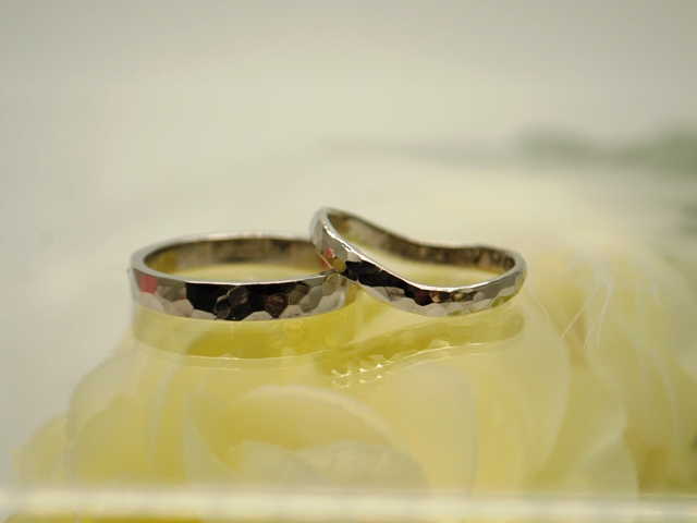 手作り結婚指輪　プラチナ９５０　金属アレルギー　表面だけ　デザインだけ　オーダーメイド　二人でできる　一緒に　楽しい　タンタル　ジルコニウム　ラシュシュ　ＬＡＣＨＯＵＣＨＯＵ　ウェーブ　リング　平打ちストレート　甲丸ストレート