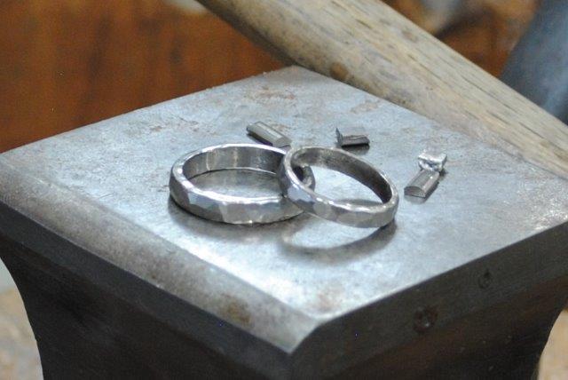 ブラックゴールド　金　ゴールド　結婚指輪　マリッジリング　手作り　ハンドメイド　ハンマー